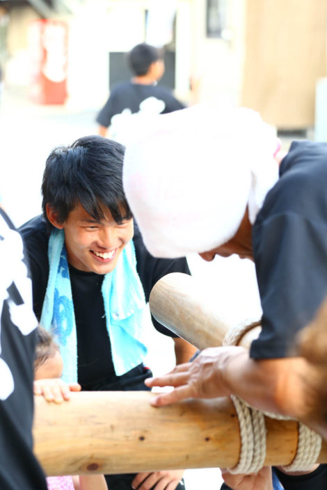 山笠の縦棒と横棒を縛り方を後輩に教える