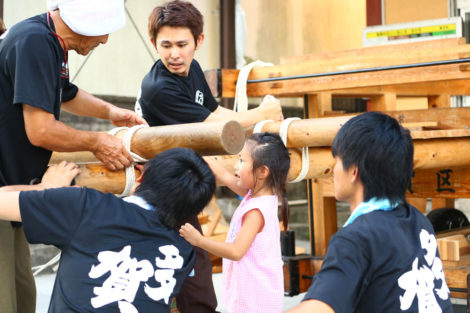 親子三代で祭りを準備する風景